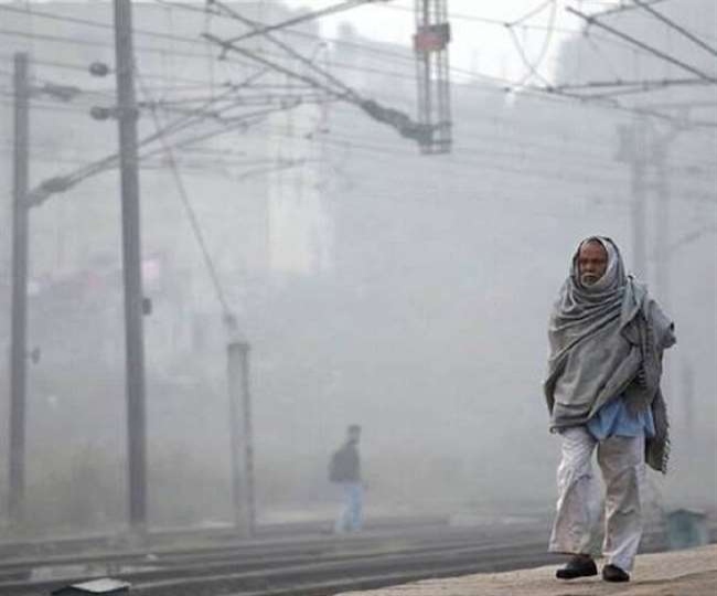 Moderate fog engulfs Delhi as mercury falls, AQI slips to 'very poor' category again | Latest Updates